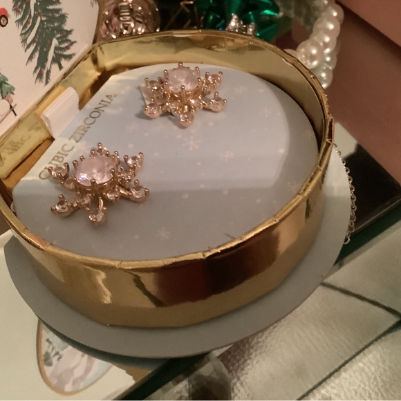 So pretty beautiful cubic zirconia star earrings - Picture 3 of 4